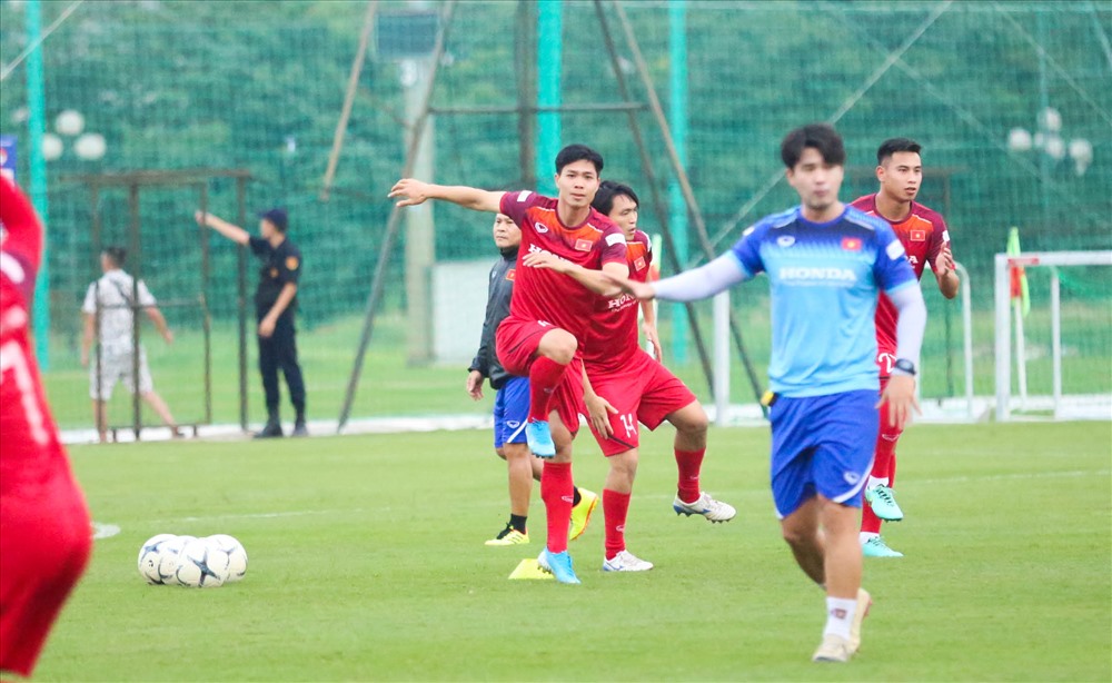 Tiền đạo người Nghệ An tỏ ra thoải mái trong buổi tập đầu tiên cùng các đồng đội tại ĐT Việt Nam.