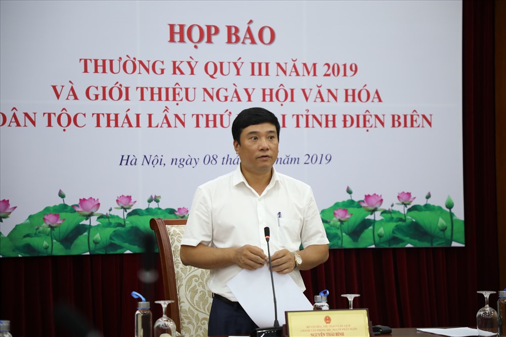 Ông Nguyễn Thái Bình - Chánh Văn phòng Bộ Văn hóa Thể thao và Du lịch - trả lời câu hỏi của báo chí liên quan đến công trình sai phép ở đèo Mã Pì Lèng. Ảnh: Hoài Anh