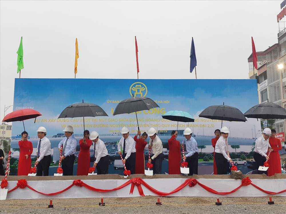 Đại diện Lãnh đạo Trung ương và Thành phố, Chủ đầu tư, nhà thầu tiến hành động thổ công công trình vào sáng 8.10.