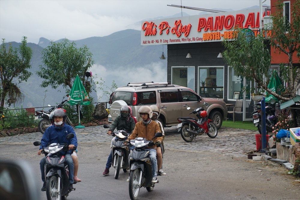 Ngay từ sáng sớm, nhà hàng Mã Pì Lèng Panorama nằm trên đèo Mã Pí Lèng (Mèo Vạc, Hà Giang) đã thu hút đông đảo du khách dừng chân sử dụng dịch vụ và ngắm cảnh.