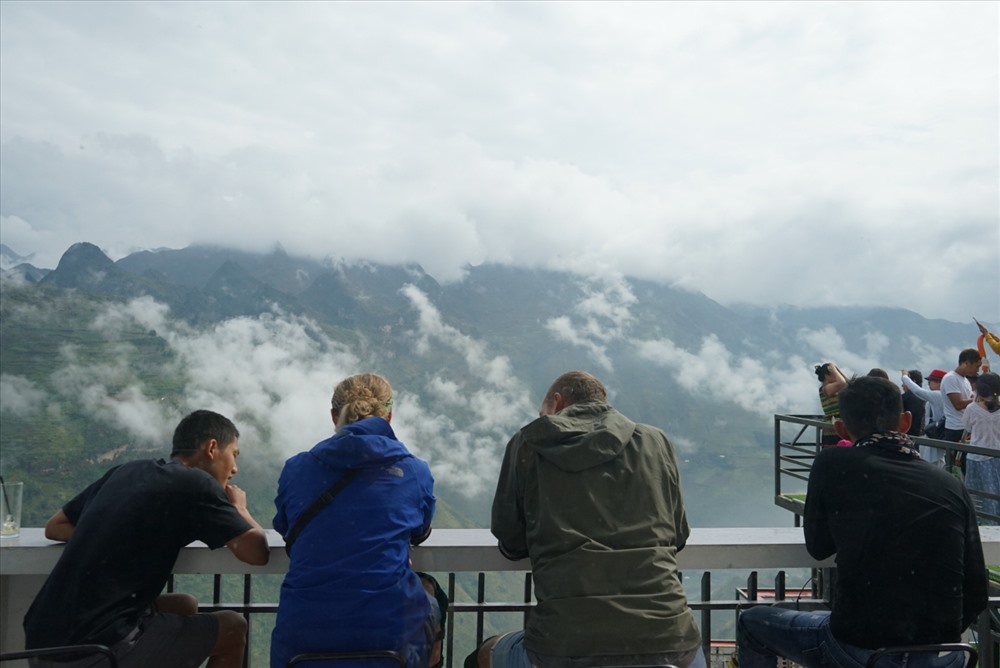 Các du khách nước ngoài đặc biệt thích khung cảnh nhìn từ nhà hàng đèo Mã Pì Lèng xuống dòng sông Nho Quế.