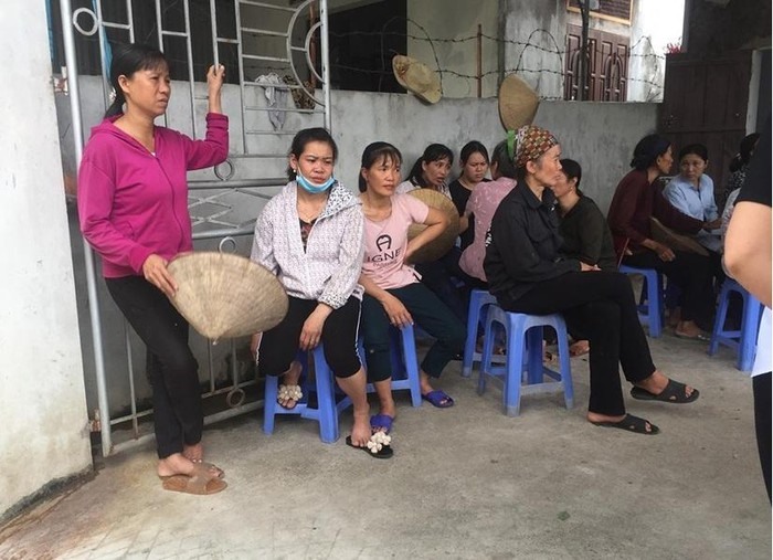 Người thân bàng hoàng trước cái chết bất ngờ của chị Kh. Ảnh: V.N
