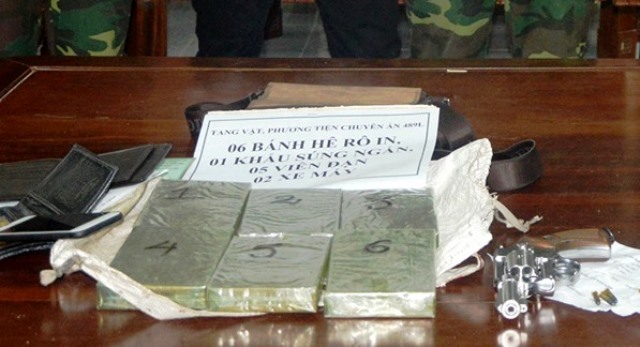 Tang vật là 6 bánh heroin và 1 khẩu súng, 5 viên đạn