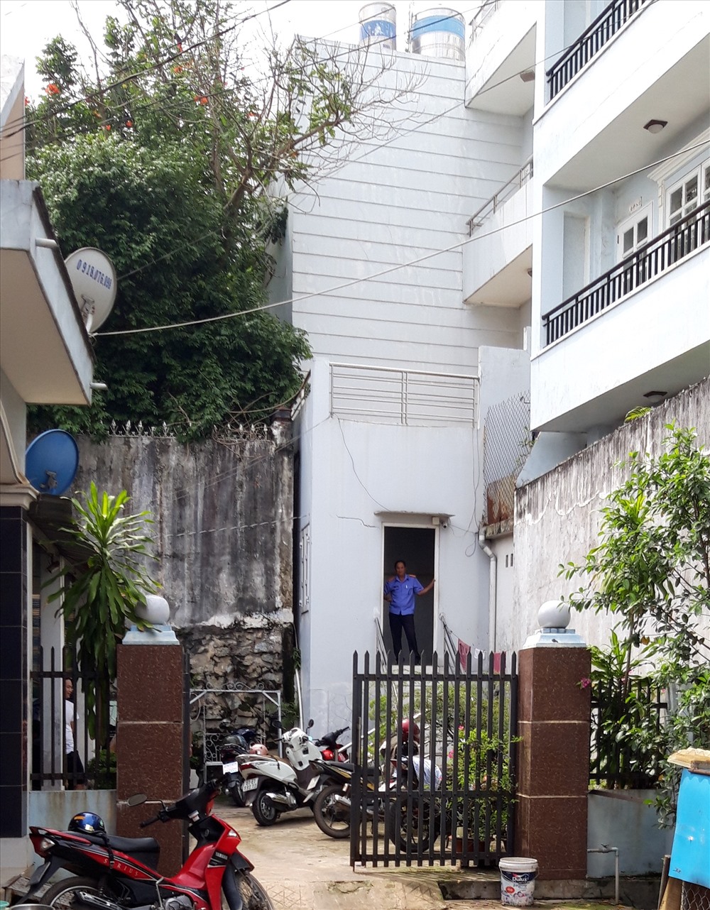 Căn nhà có lắp camera ở cửa sau.