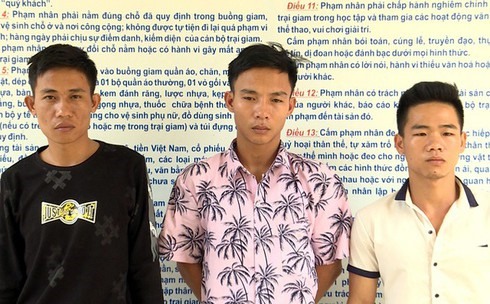 Các đối tượng còng tay, giam lỏng 13 nữ nhân viên trong quán karaoke tại cơ quan điều tra. Ảnh: S.H