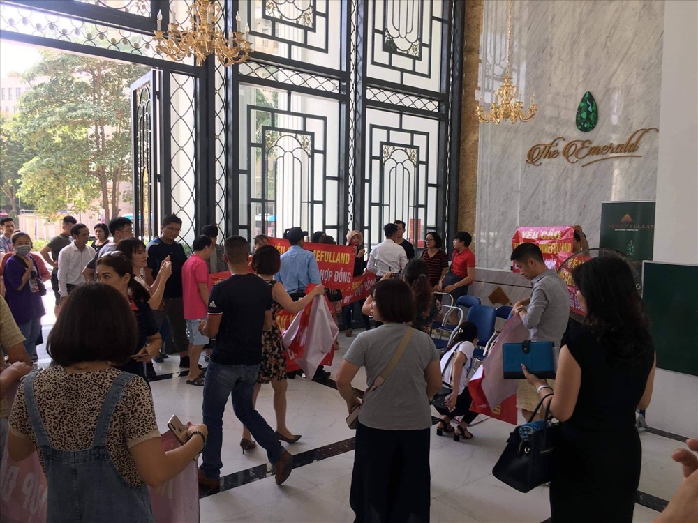 Cư dân căng băng-rôn phản đối chủ đầu tư. Ảnh: TK