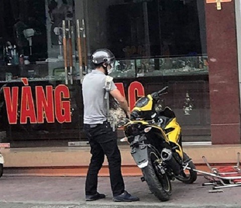 Tên cướp liều lĩnh dùng súng K54 tấn công tiệm vàng giữa ban ngày. Ảnh: CTV