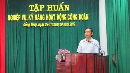 Ông Trần Hoàng Vũ, Chủ tịch Liên đoàn Lao động Tỉnh phát biểu khai mạc lớp tập huấn. Ảnh: Hùng Lưu