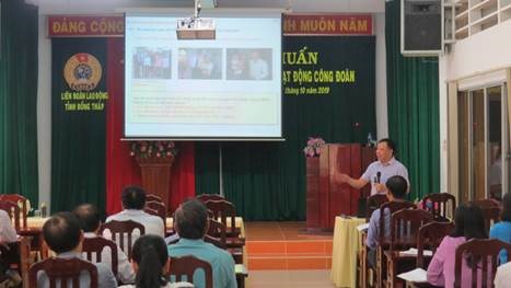 Ông Hà Văn Cường, Giảng viên kiêm chức, Trung tâm Hội nghị và đào tạo cán bộ Công đoàn chia sẻ với học viên tại lớp tập huấn. Ảnh: Hùng Lưu