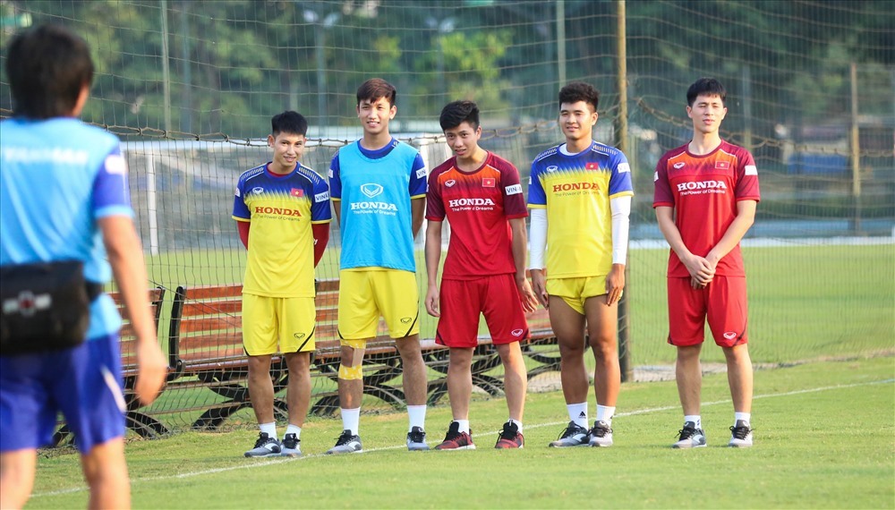 Trọng Hùng (Ngoài cùng bên tay trái) sẽ là con bài chiến thuật của ông Park. Ảnh: HOÀI THU