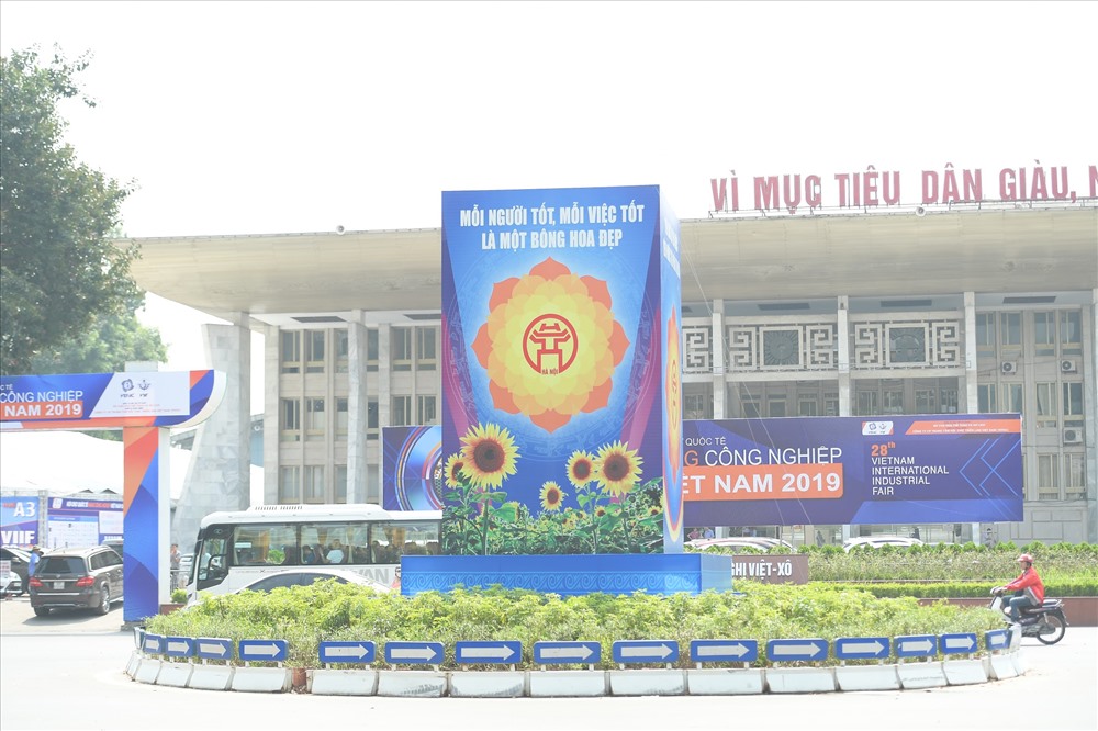 65 năm trước, các đơn vị quân đội nhân dân Việt Nam anh hùng, trong đó có những người con của Hà Nội thuộc Trung đoàn Thủ đô, từ 5 cửa ô tiến vào tiếp quản Hà Nội trong cờ hoa đón chào của hàng vạn người dân.