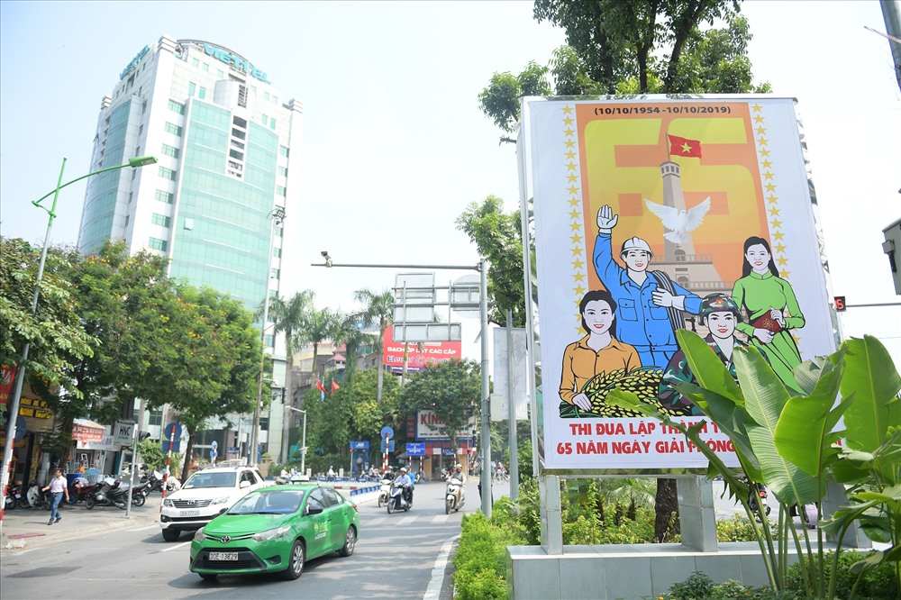 Trên các tuyến phố Hà Nội, rất nhiều băng rôn, biển bảng chào mừng 65 năm Ngày giải phóng Thủ đô đã được trang trí.