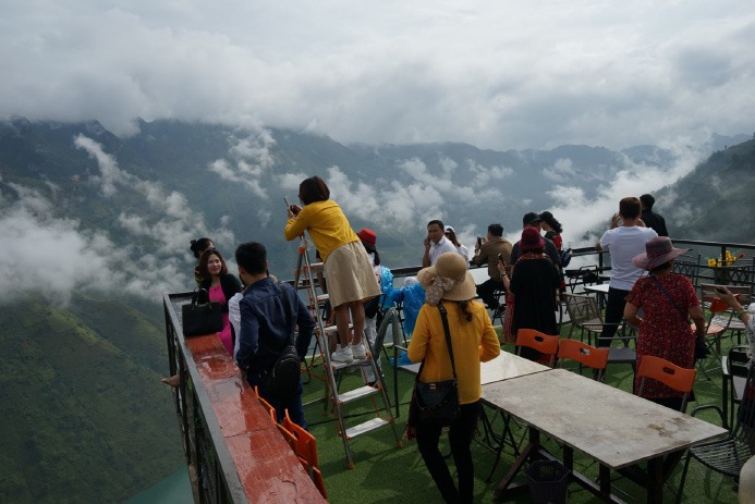 Công trình nhà hàng Panorama trên đèo Mã Pì Lèng. Ảnh: ĐĂNG HUỲNH