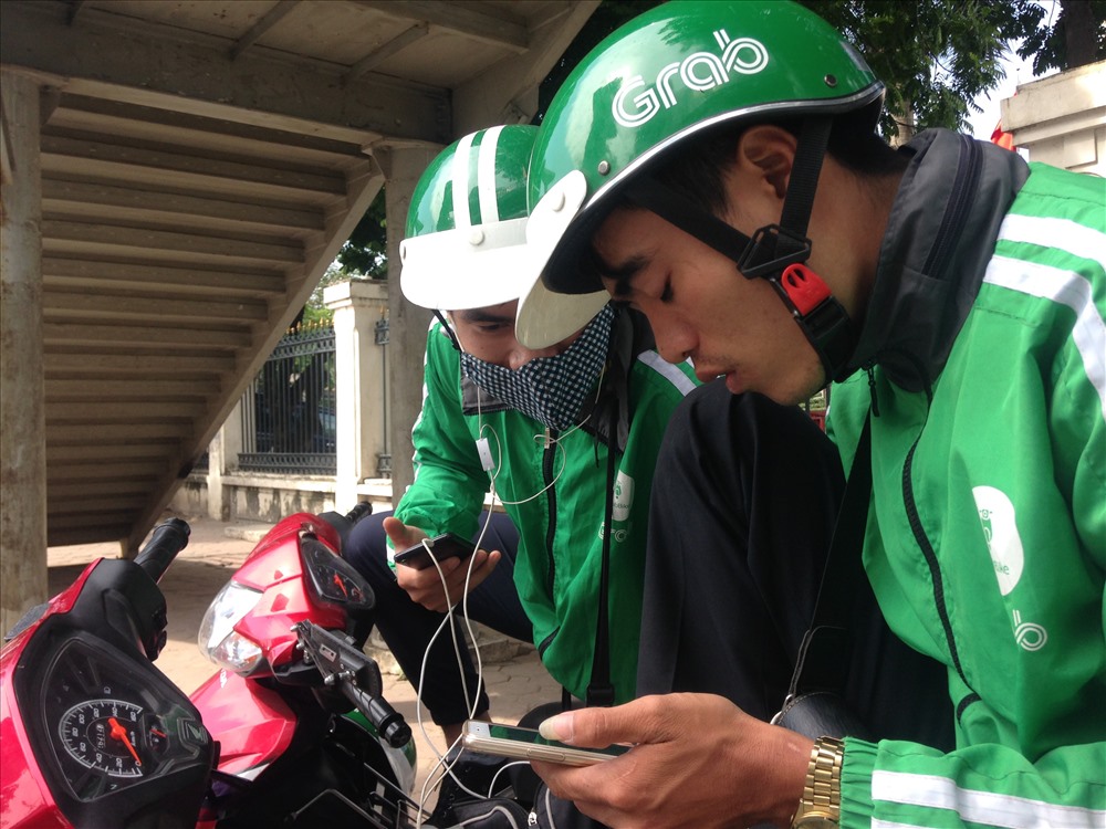 Màu áo xanh quen thuộc của tài xế GrabBkie. Ảnh: P.V