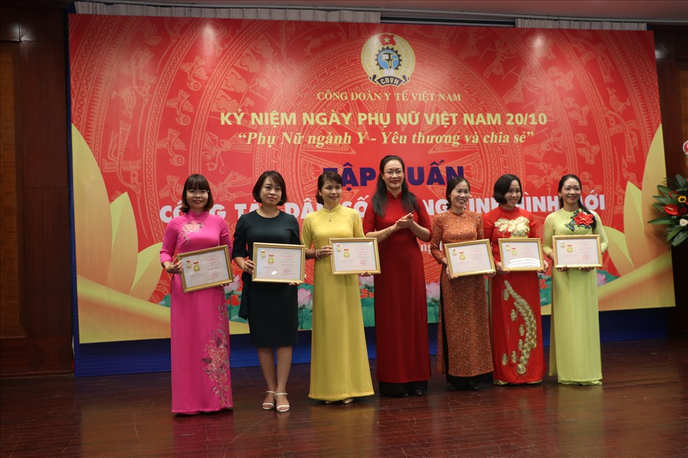 PGS.TS Phạm Thanh Bình tặng Bằng Lao động Sáng tạo của Tổng Liên đoàn Lao động Việt Nam cho 6 cán bộ nữ tiêu biểu ngành Y tế.