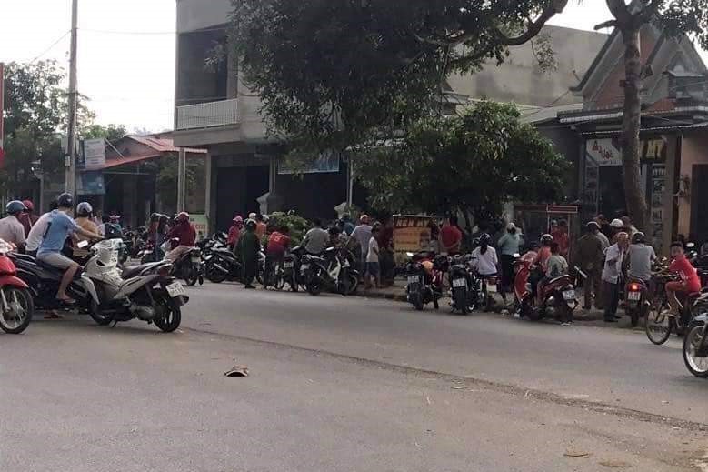 Người đi đường tò mò khi cơ quan chức năng khám xét nhà đối tượng. Ảnh: CA.