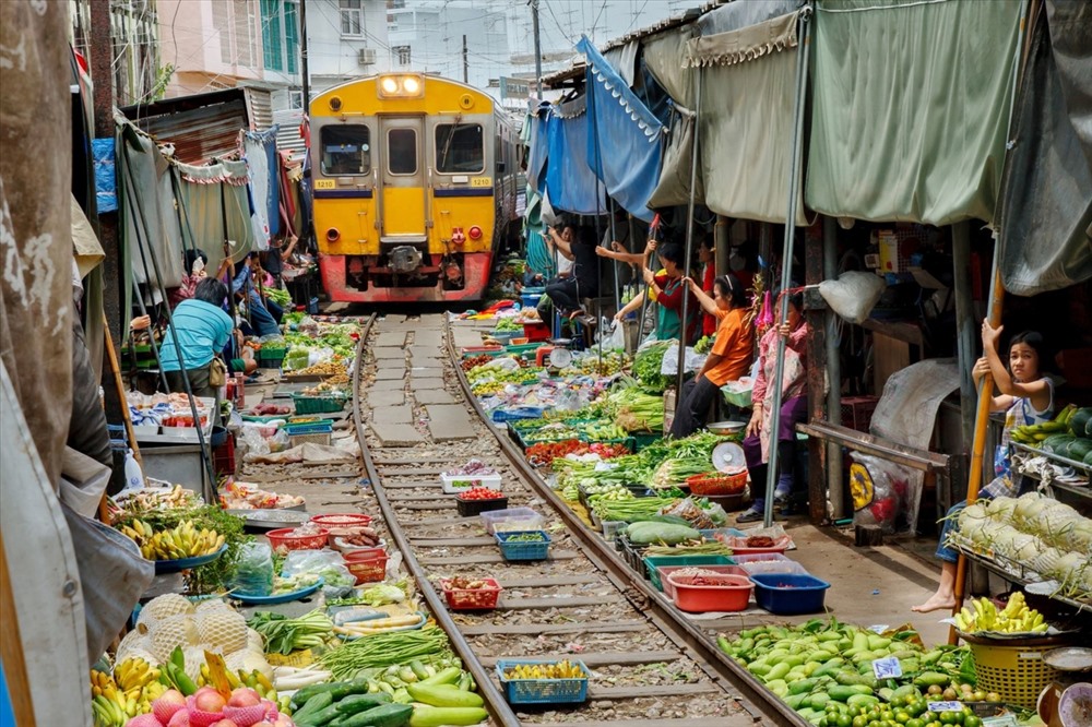  Maeklong là một khu chợ đường ray nổi tiếng tọa lạc tại tỉnh Samut Songkhram, Thái Lan, cách thủ đô Bangkok khoảng 58 km. Nơi đây còn được biết đến với tên gọi Siang Tai, nghĩa là 