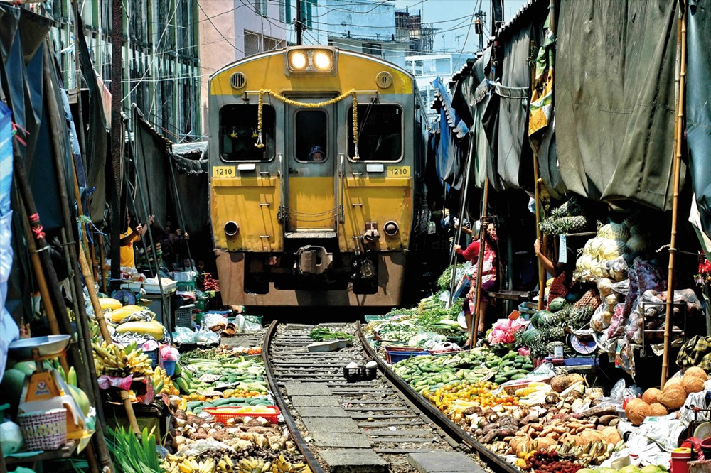 Khu chợ trời này trải dài khoảng 100m, nằm ngay gần ga tàu Maeklong, vốn đã tồn tại từ rất lâu trước khi đường ray được hoàn thành vào năm 1904.