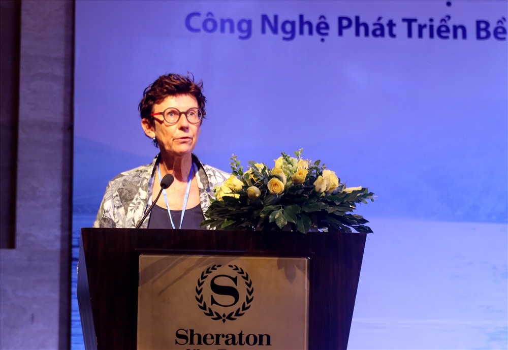 Bà Grete Lochen Đại sứ Na Uy chia sẻ mong muốn đưa kinh nghiệm trong công nghiệp nuôi cá hồi biển giúp Việt Nam có những định hướng phát triển nghề nuôi biển bền vững. Ảnh: P.L