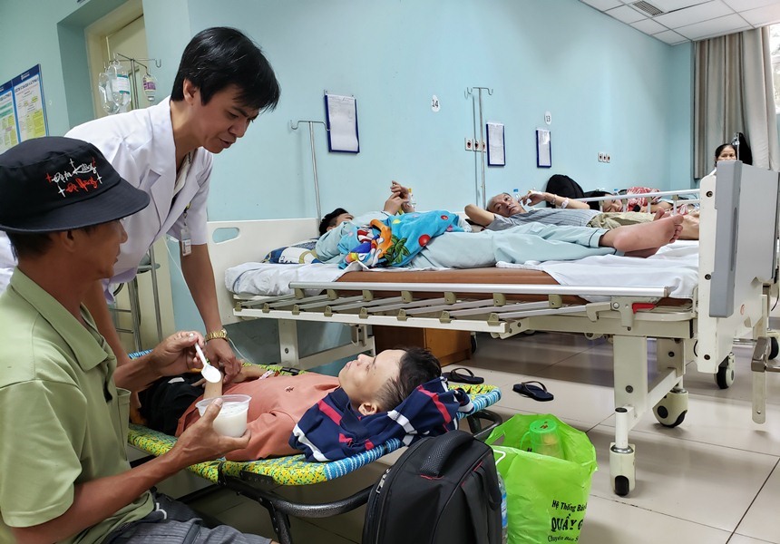 Chăm sóc bệnh nhân sốt xuất huyết điều trị tại Bệnh viện Đa khoa Đồng Nai .Ảnh: HÀ PHƯƠNG - HAC