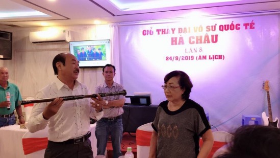 Đại võ sư Nguyễn Thành Sang (người cầm kiếm) làm Chưởng môn Thiếu Lâm Hồng Gia Hà Châu. Ảnh: Đ.L