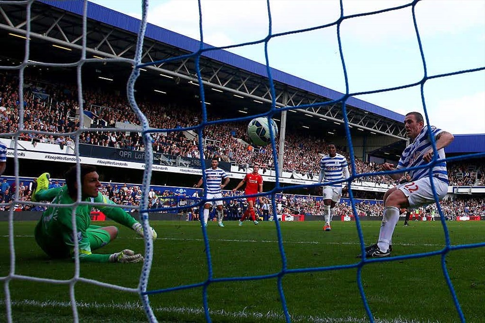 Một pha ghi bàn phản lưới nhà của Richard Dunne - cựu cầu thủ của Everton, Manchester City.