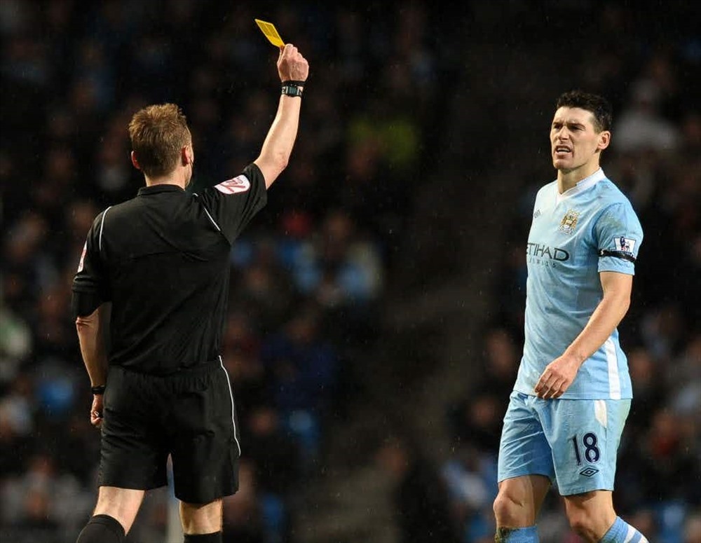 Không ngạc nhiên khi Gareth Barry - hiện đang chơi cho West Bromwich Albion tại Championship- nhận thẻ vàng nhiều nhất trong lịch sử giải Ngoại hạng. Cựu cầu thủ này cũng đứng đầu trong danh sách phạm lỗi.