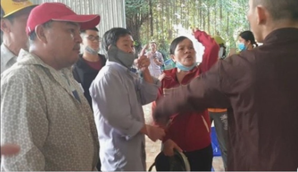 Nhóm người kéo đến ẩu đả tại tịnh thất Bồng Lai. Ảnh: cắt từ clip