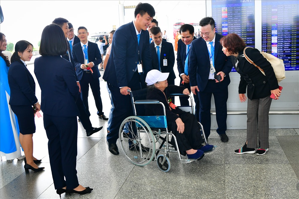 Các cụ được đội ngũ thanh niên chăm sóc tận tình: Ảnh: NIA