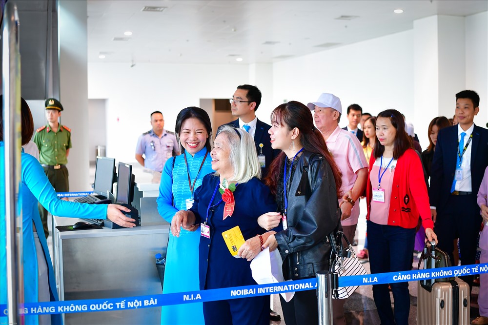 Các vị khách đặc biệt hào hứng tại khu vực cửa ra tàu bay. Ảnh: NIA
