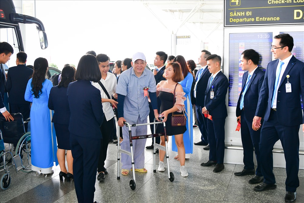 Những vị khách đặc biệt trên chuyến bay mang tên “Điều ước thứ 7“. Ảnh: NIA