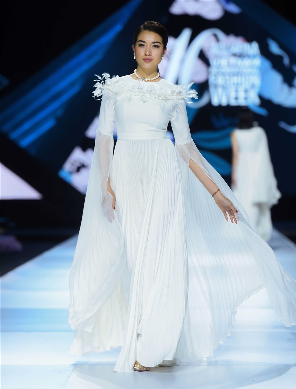 Ngay sau khi diễn ở vị trí first face, Quán quân Cuộc đua kỳ thú 2019 Lệ Hằng lại trở lại sàn catwalk với một mẫu áo dài cách điệu.