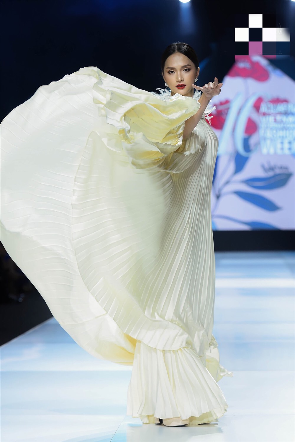 Ngay khi xuất hiện trên sàn catwalk, Hương Giang đã nhận được những tràng vỗ tay cổ vũ từ phía khán giả. Trong lần xuất hiện này, Hương Giang đảm nhận vai trò vedette cho show diễn.