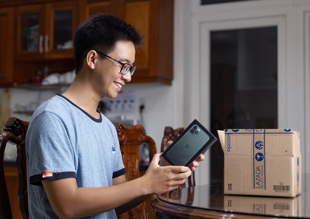 Chủ nhân chiếc iPhone 11 đầu tiên của kênh Lazada.vn (ảnh: Q.V).