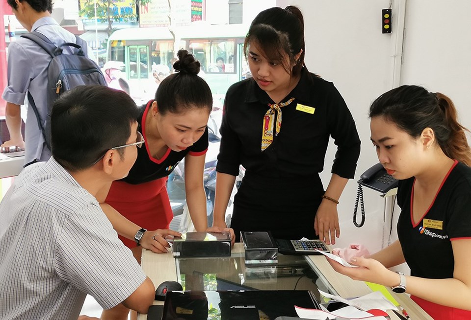 Khách nhận iPhone 11 tại FPT Shop (ảnh: PK). Khách nhận iPhone 11 tại FPT Shop (ảnh: PK).