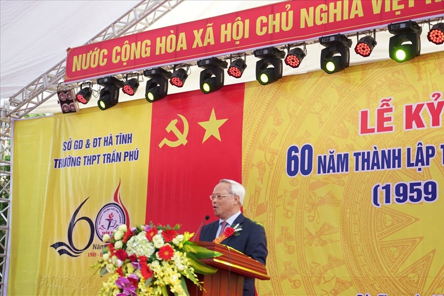 Phó Chủ tịch Quốc hội Uông Chu Lưu chúc mừng thành tích của trường THPT Trần Phú. Ảnh: QĐ