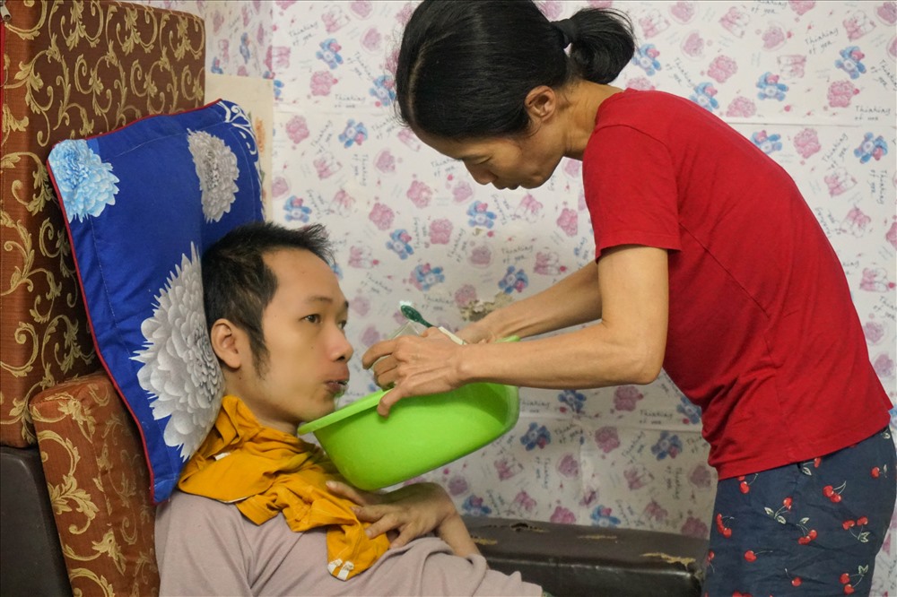 Từng có những lời khuyên chị nên bỏ anh đi, tìm một bến đỗ mới để bớt khổ, bớt vất vả nhưng chị Trang không làm được. Ảnh: H.Đ