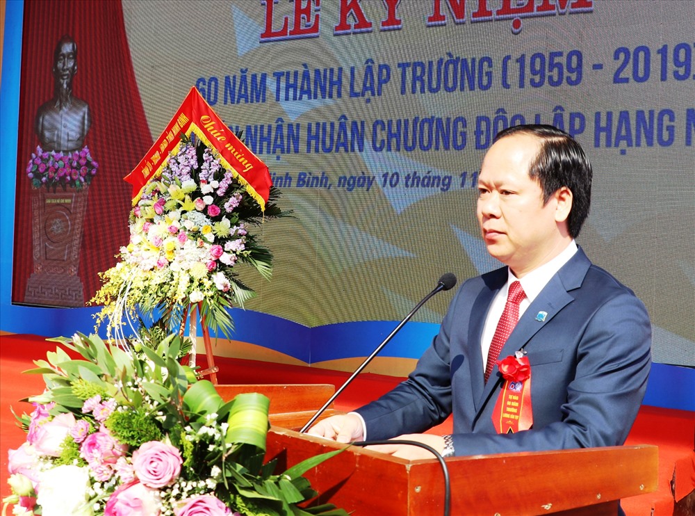 Ths. Đinh Văn Khâm - Hiệu trưởng Trường THPT chuyên Lương Văn Tụy đọc diễn văn khai mạc lễ kỷ niệm 60 năm thành lập trường. Ảnh: NT