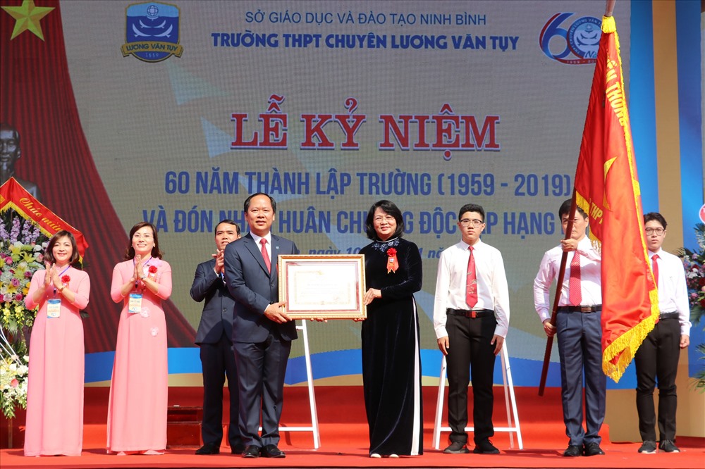 Phó chủ tịch nước Đặng Thị Ngọc Thịnh trao tặng Huân chương Độc lập hạng Nhì cho nhà trường. Ảnh: NT