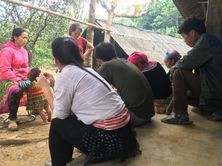 Gia đình và hàng xóm bà Xoa bàng hoàng khi xảy ra sự việc. Ảnh: LL