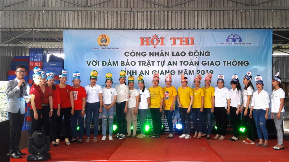 Các đội dự thi. Ảnh: LT
