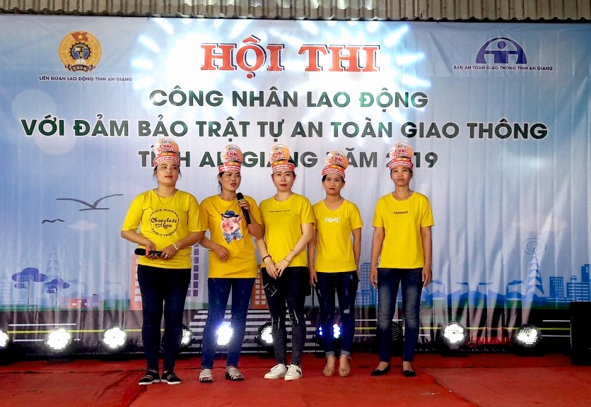 Các đội thực hiện phần thi Tự giới thiệu. Ảnh: LT