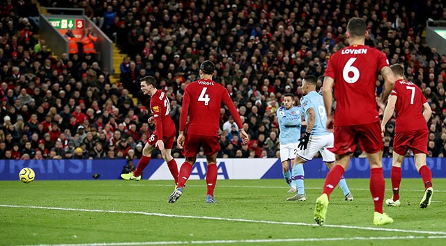 Klopp không hài lòng khi các học trò để thủng lưới dễ dàng. Ảnh: Reuters.