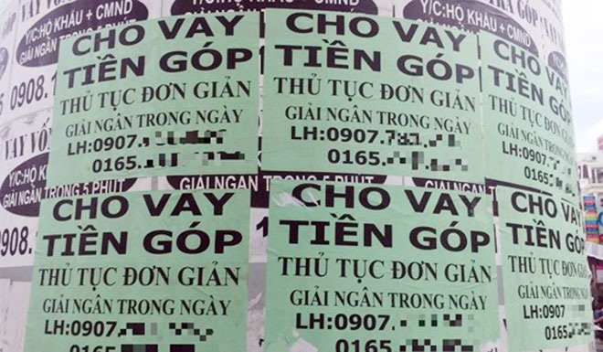 Tờ rơi được dán đầy ở các cột điện (ảnh Nhật Hồ)