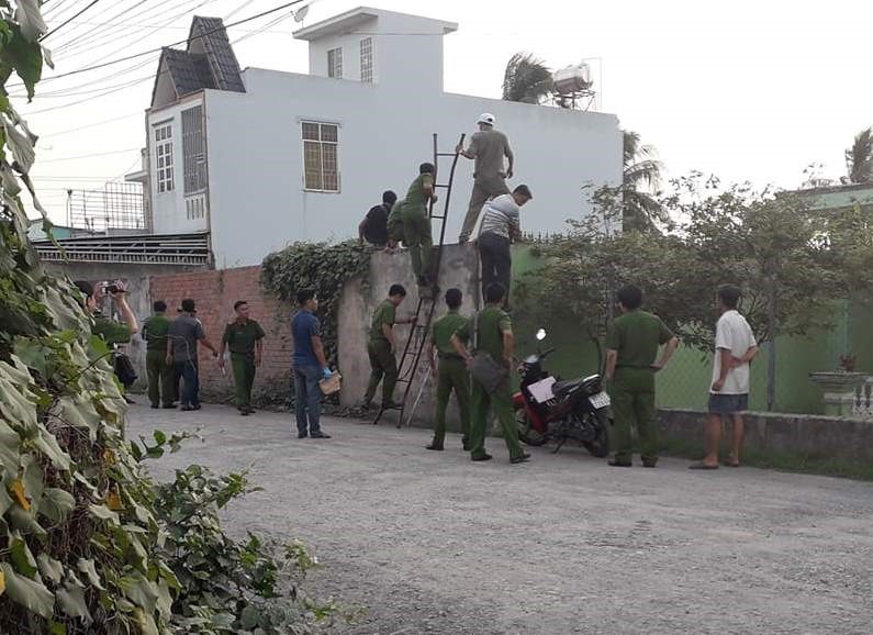 Công an khám nghiệm khu đất cách nhà bị hại 150m, nơi Luận vứt giấu công cụ gây án. Ảnh: Đình Trọng
