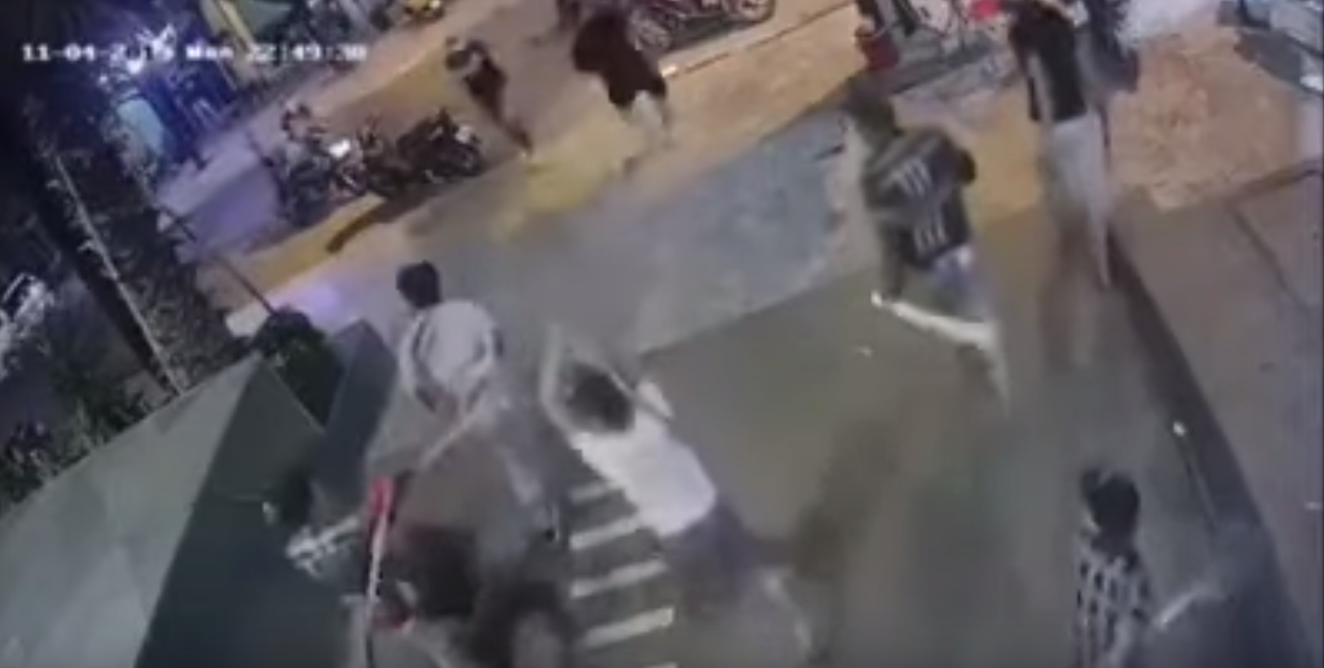 Giang hồ Quân “Xa Lộ” bị hàng chục người truy sát. Ảnh: cắt từ clip