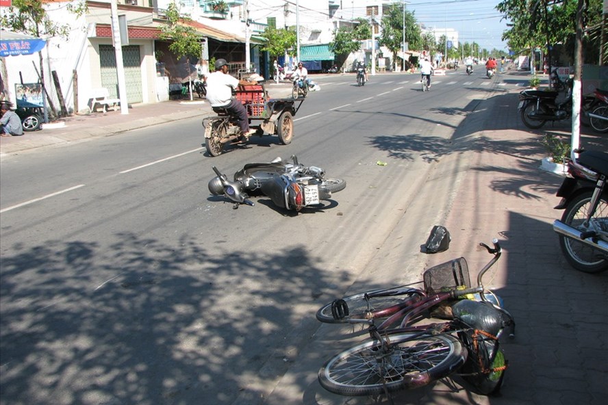 Bến Tre: Trao học bổng cho con nạn nhân tai nạn giao thông