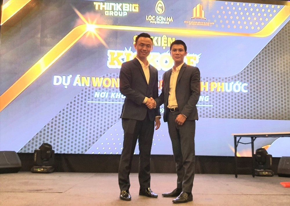 Ông Lê Hồng Quang, giám đốc Cty Lộc Sơn Hà và đối tác trong ngày ra mắt dự án