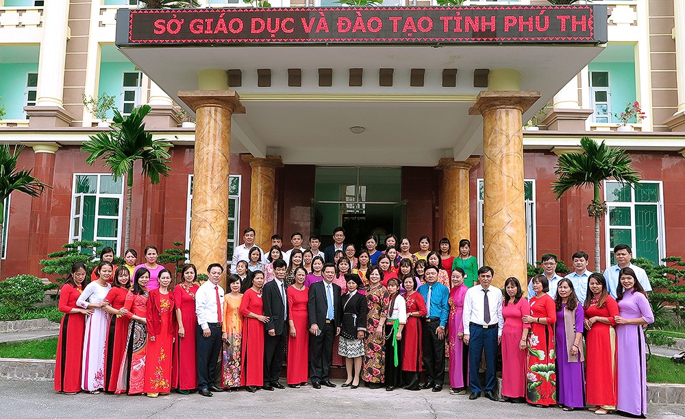 Lãnh đạo Liên đoàn Lao động tỉnh; Hội khuyến học tỉnh; Sở giáo dục và đào tạo chụp ảnh kỷ niệm với các giáo viên, đoàn viên công đoàn.