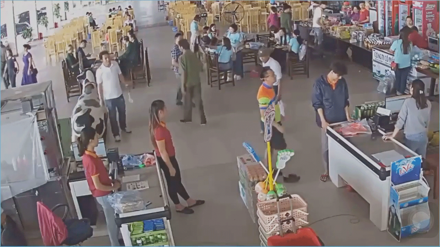 Người đàn ông là cán bộ Công an thị xã Phổ Yên (Thái Nguyên) có hành vi hành hung nhân viên trạm dừng nghỉ. Ảnh cắt từ clip